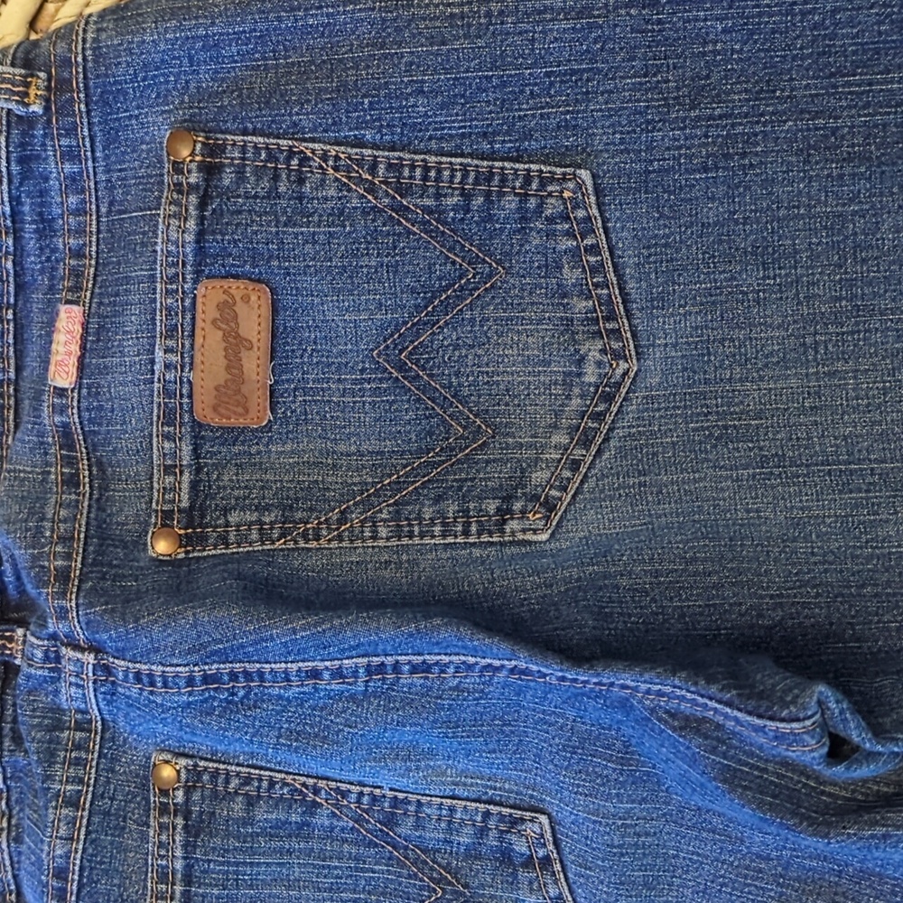 Ladies Wrangler 9mwzsd 7/8 x32 boot cut premium patch jeans